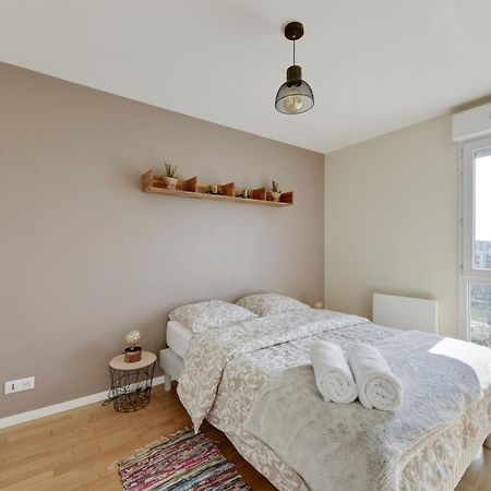 Chic Apartment With Superb View Of The Eiffel Tower แซงต์-เดอนี ภายนอก รูปภาพ