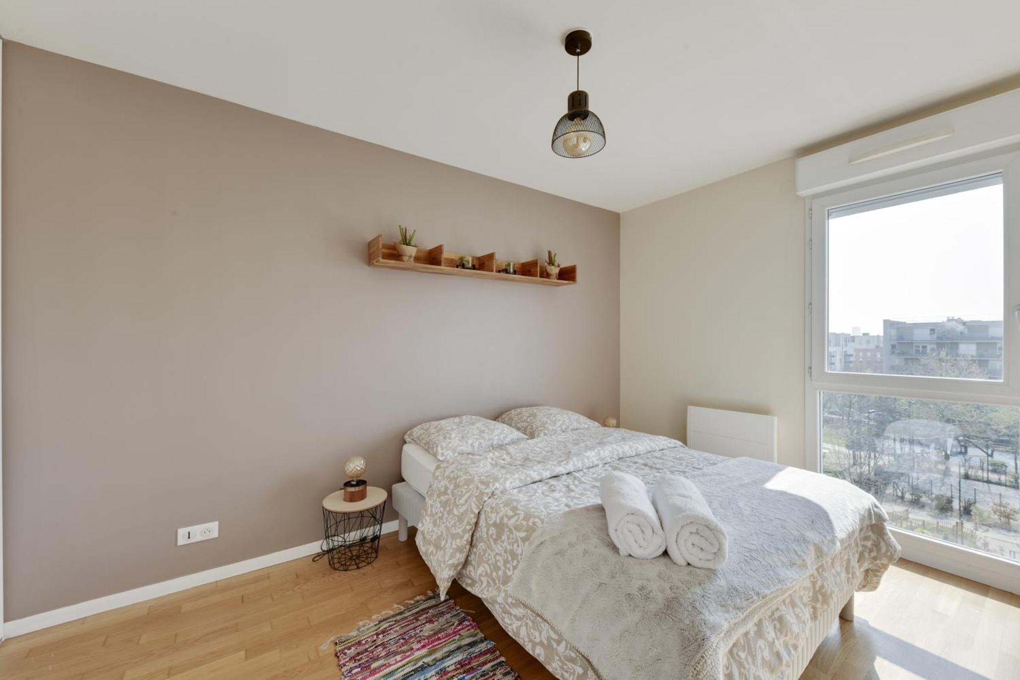 Chic Apartment With Superb View Of The Eiffel Tower แซงต์-เดอนี ภายนอก รูปภาพ