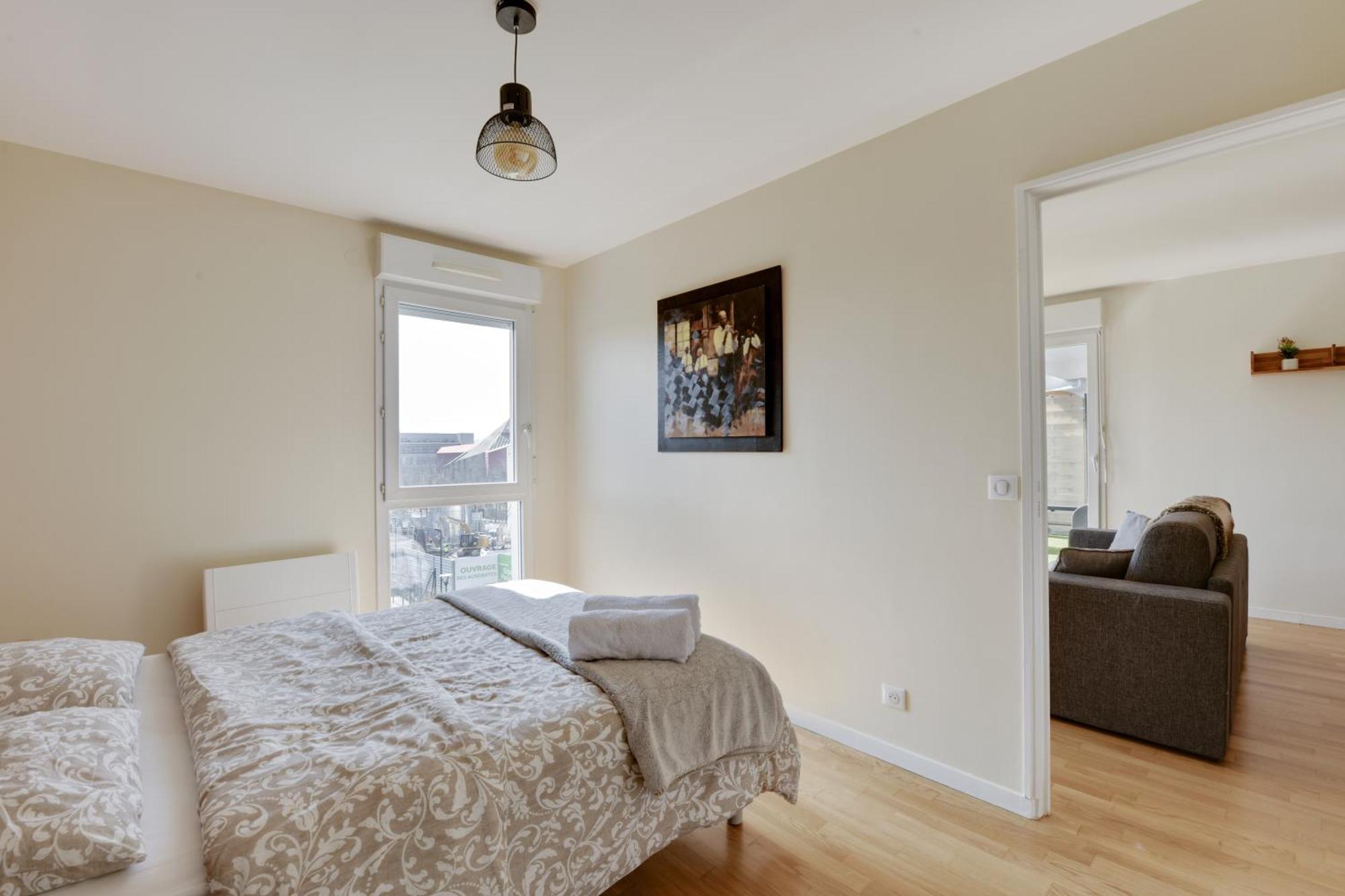 Chic Apartment With Superb View Of The Eiffel Tower แซงต์-เดอนี ภายนอก รูปภาพ