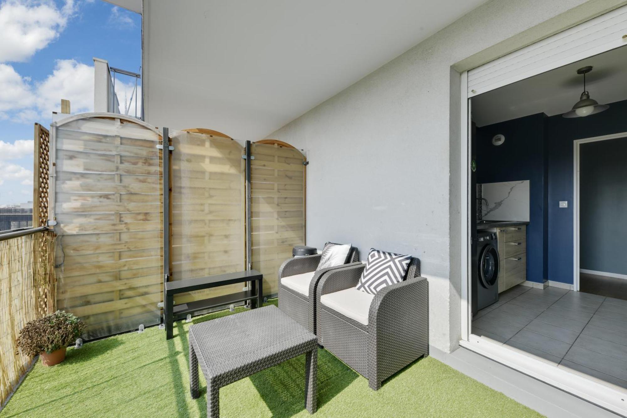 Chic Apartment With Superb View Of The Eiffel Tower แซงต์-เดอนี ภายนอก รูปภาพ