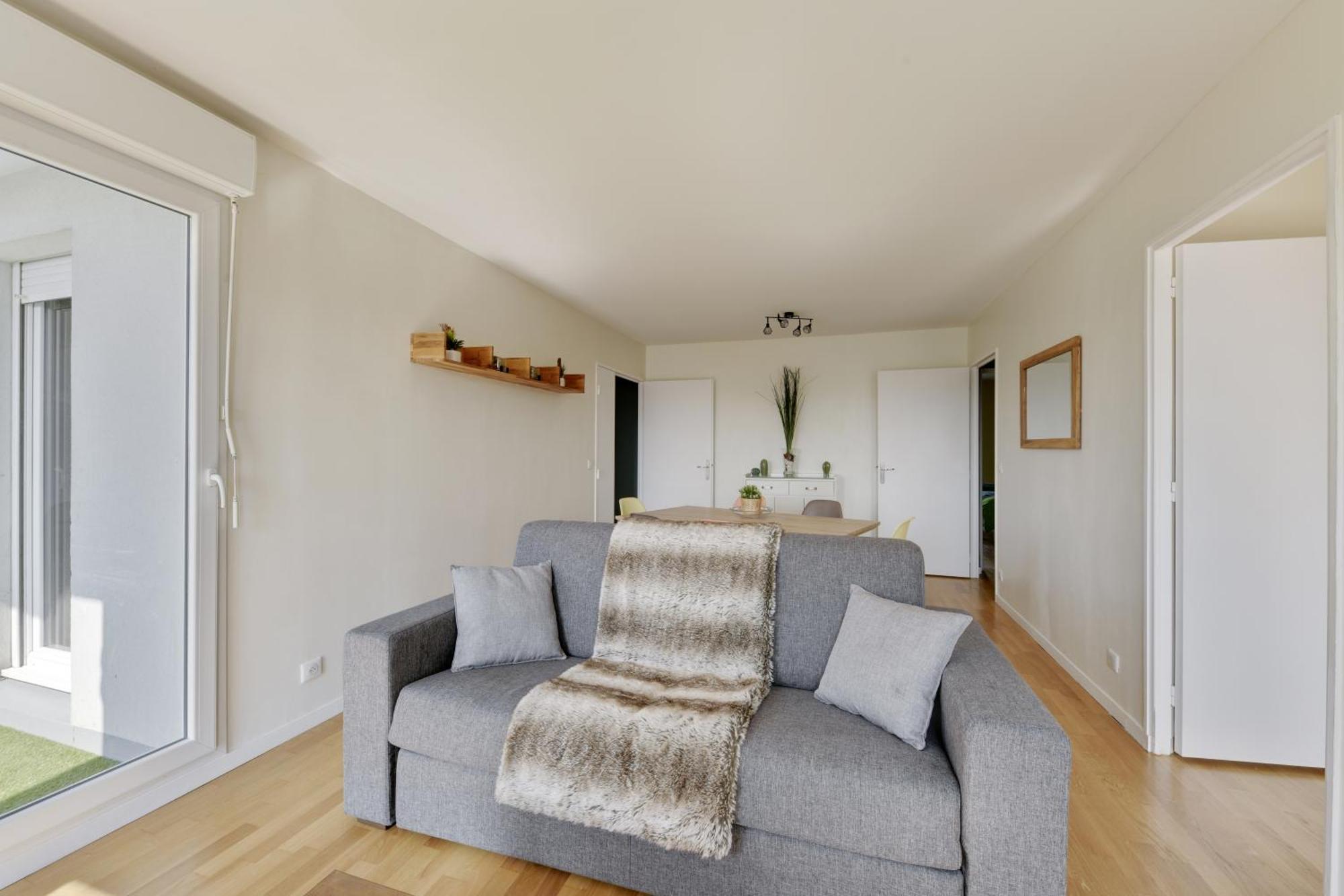 Chic Apartment With Superb View Of The Eiffel Tower แซงต์-เดอนี ภายนอก รูปภาพ