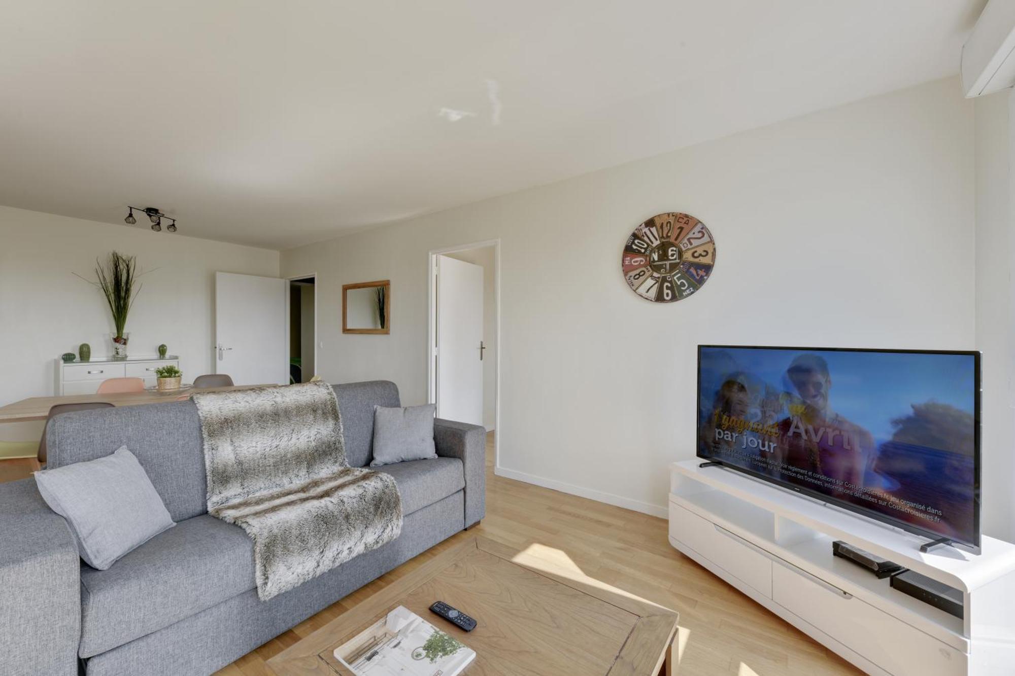 Chic Apartment With Superb View Of The Eiffel Tower แซงต์-เดอนี ภายนอก รูปภาพ