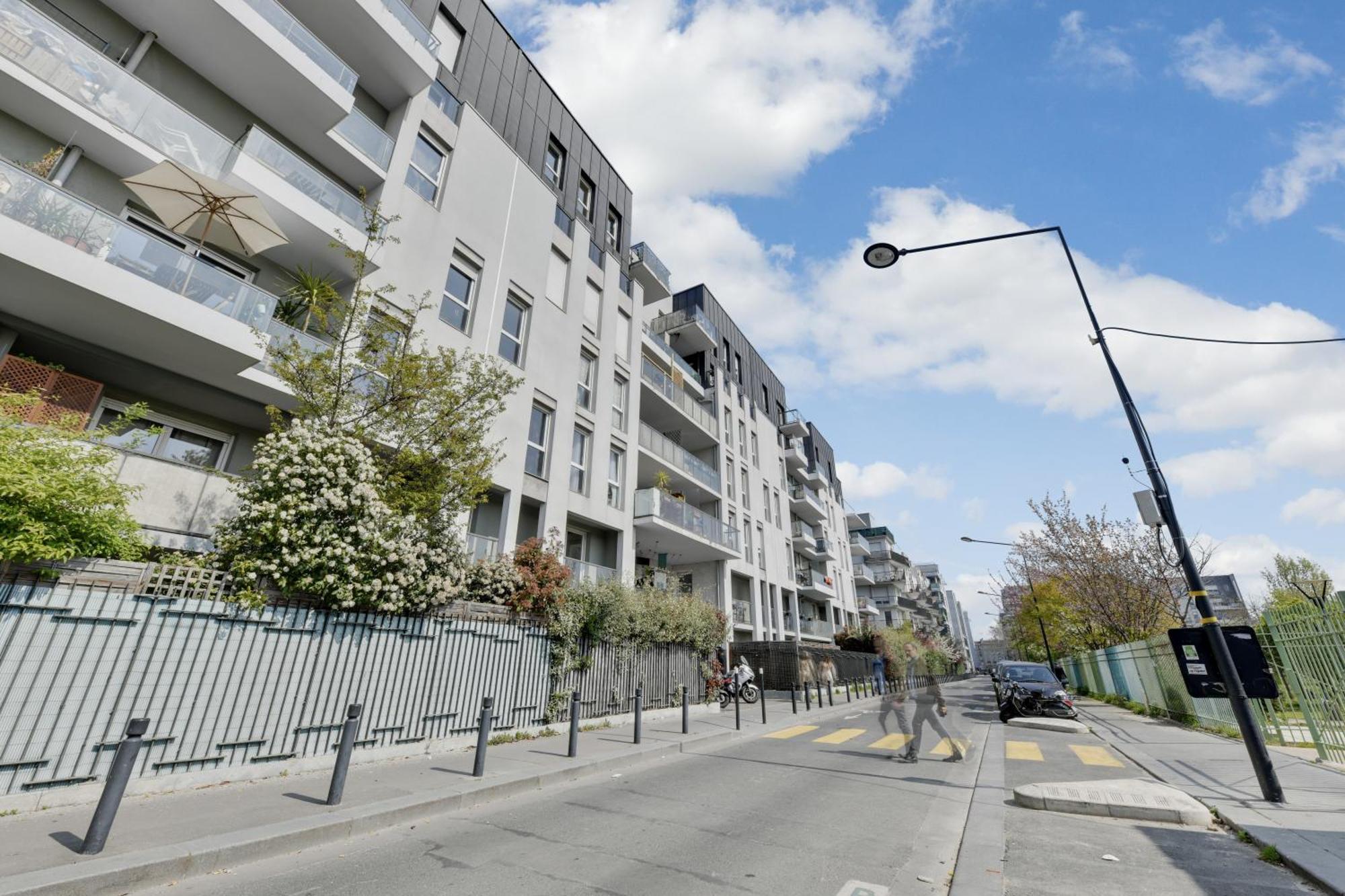 Chic Apartment With Superb View Of The Eiffel Tower แซงต์-เดอนี ภายนอก รูปภาพ