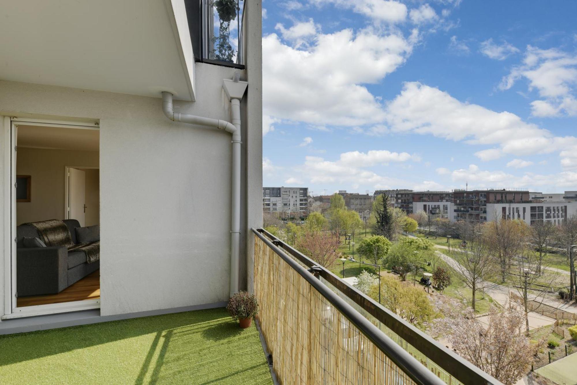 Chic Apartment With Superb View Of The Eiffel Tower แซงต์-เดอนี ภายนอก รูปภาพ
