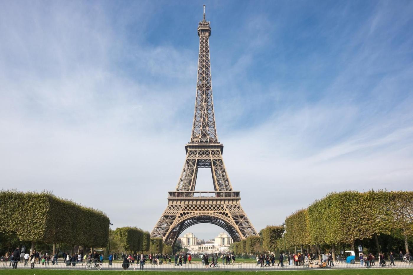 Chic Apartment With Superb View Of The Eiffel Tower แซงต์-เดอนี ภายนอก รูปภาพ