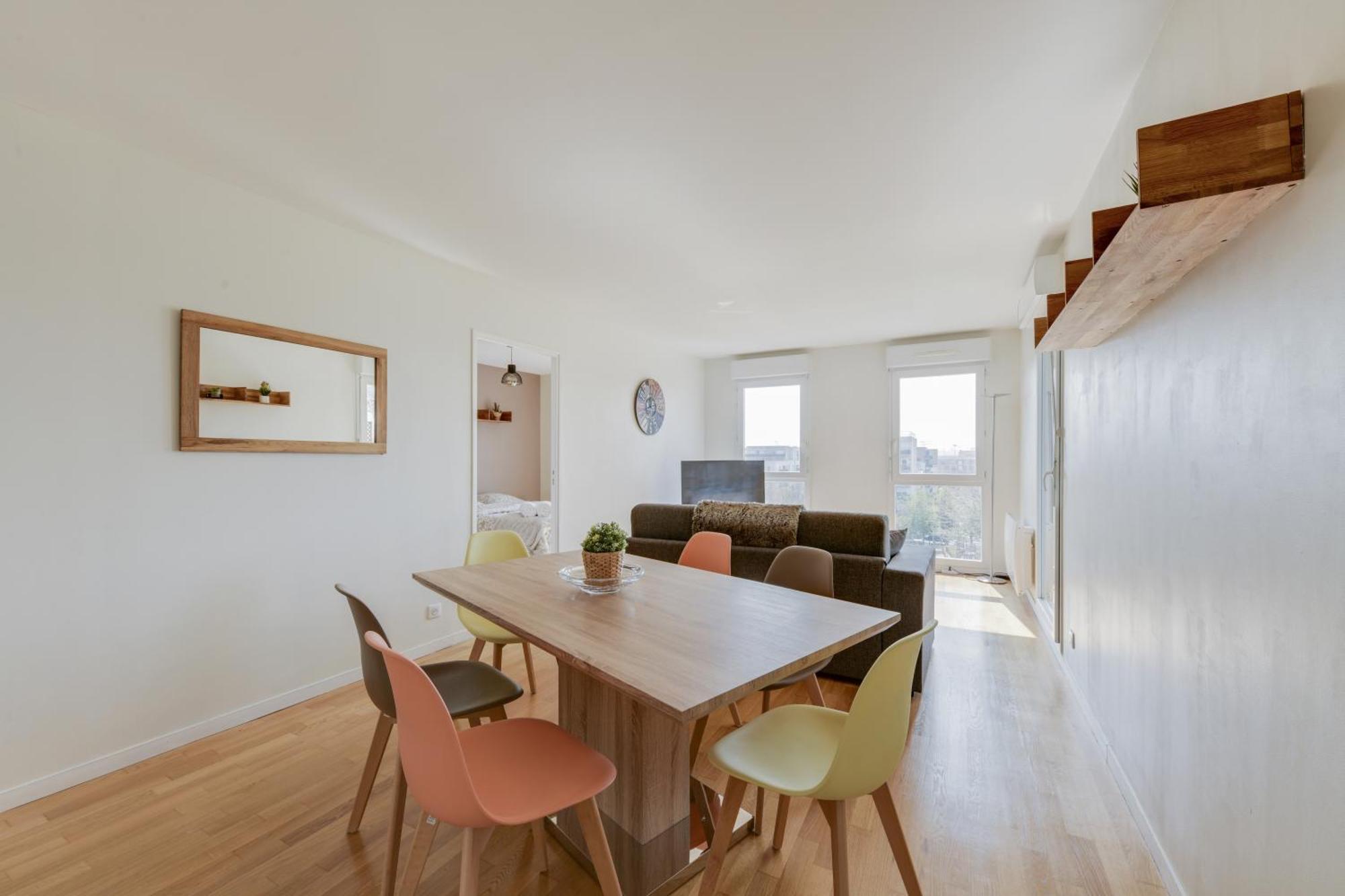 Chic Apartment With Superb View Of The Eiffel Tower แซงต์-เดอนี ภายนอก รูปภาพ