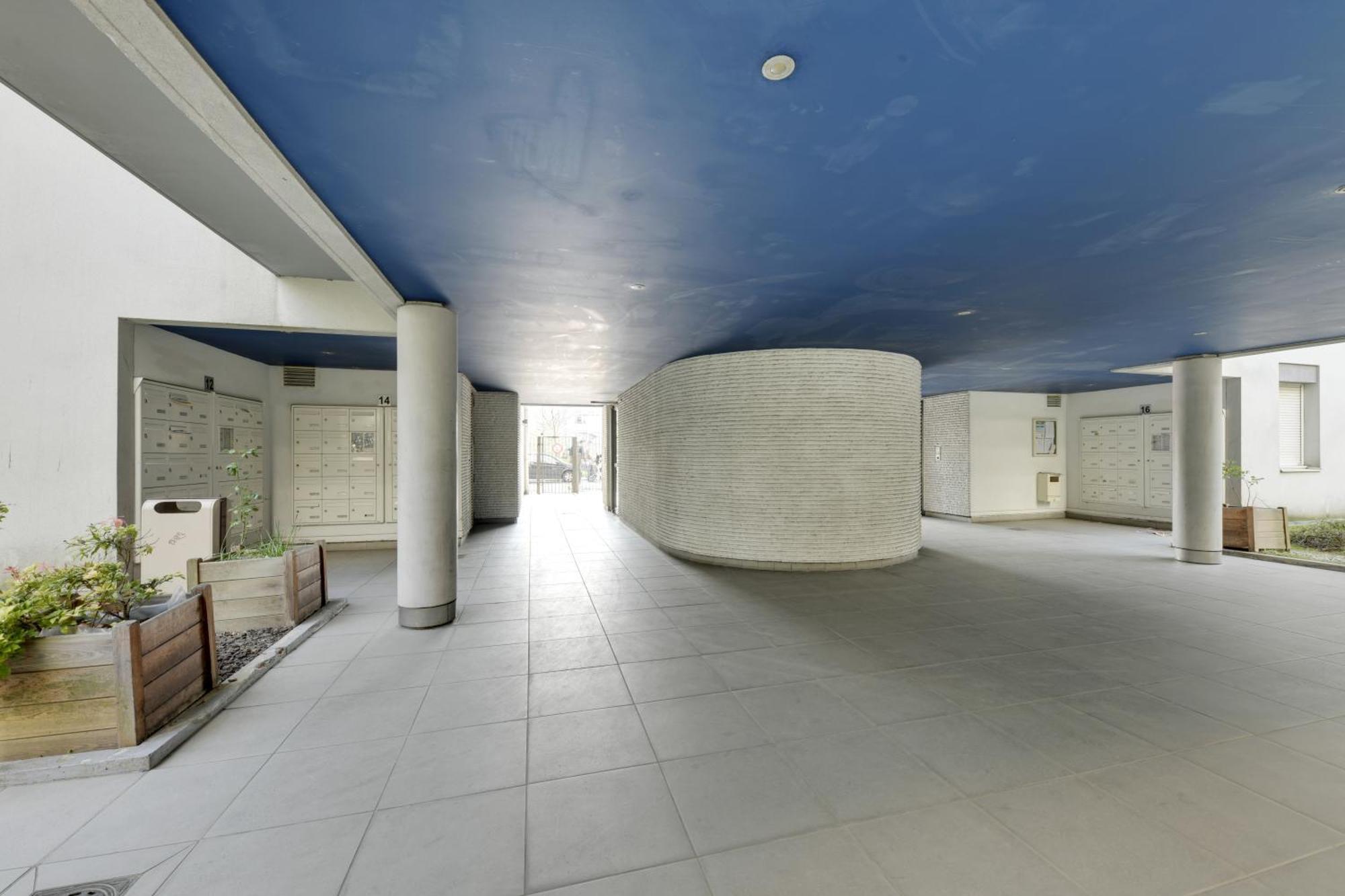 Chic Apartment With Superb View Of The Eiffel Tower แซงต์-เดอนี ภายนอก รูปภาพ